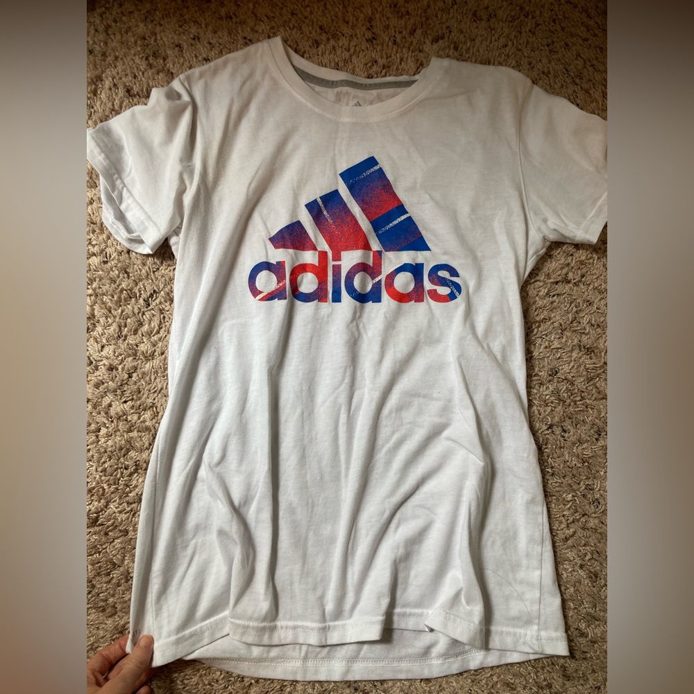 Women’s sporty adidas tee💙 super cute for tennis, lounging or just out & about